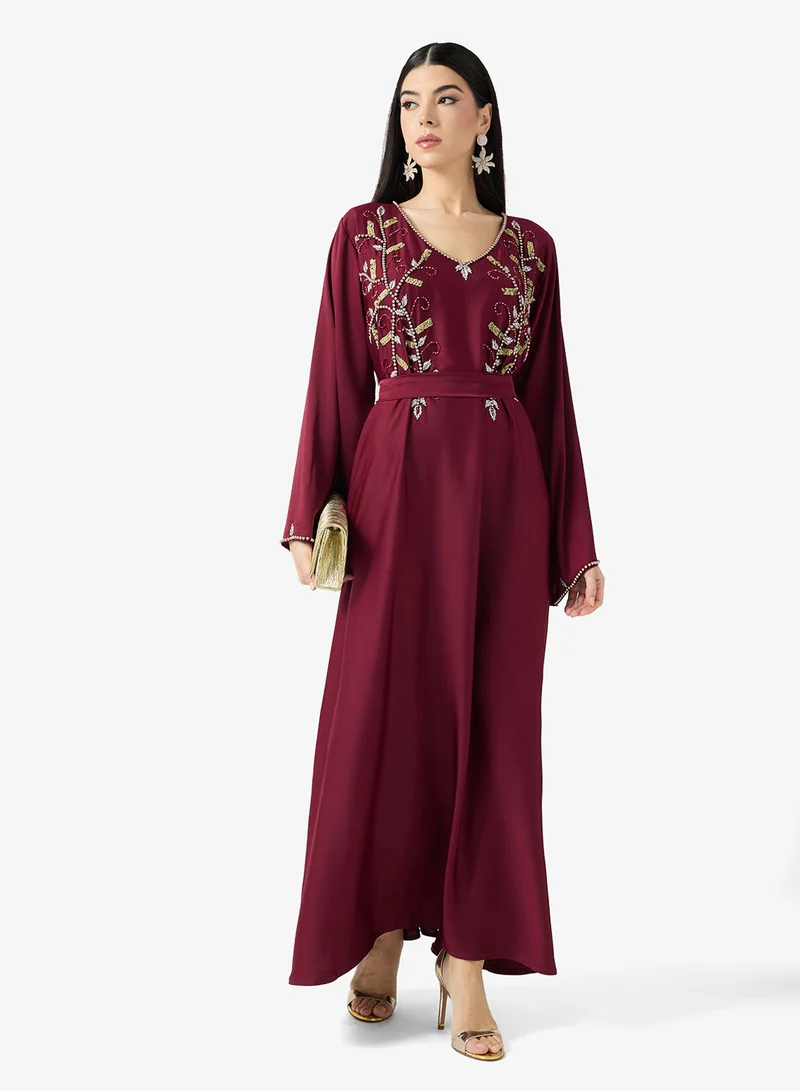 هيا كلوزيت جلابية مطرزة بالزهور بلفّة أمامية وحزام